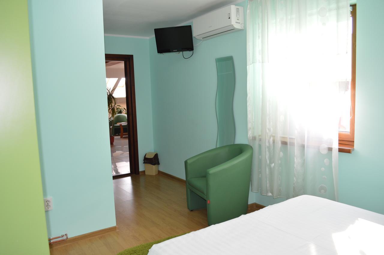 Hotel Martisorul Cacica Exterior photo