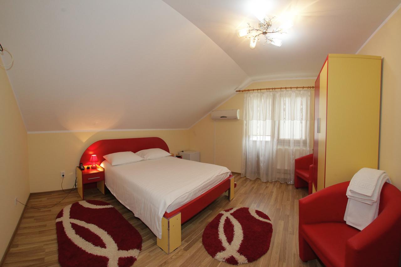 Hotel Martisorul Cacica Exterior photo