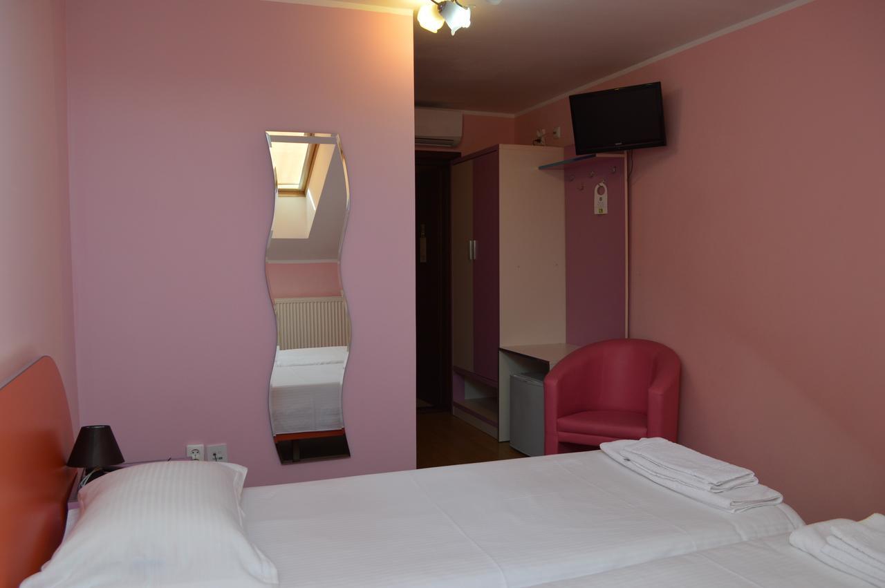 Hotel Martisorul Cacica Exterior photo